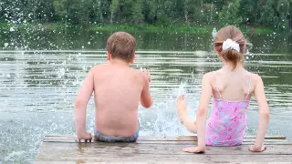 Дети купались в опасном водоеме в Алматы