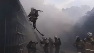 К тушению пожара на складе в Алматы подключат авиацию