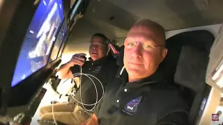 Астронавты Crew Dragon рассказали о плюшевом динозавре на корабле