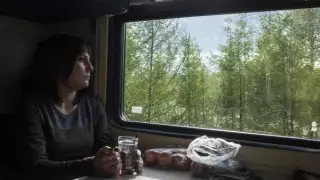 Казахстанцам советуют не общаться с людьми в поездах