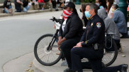 Полицейские встали на колено. 20 фото другой стороны протестов в США  