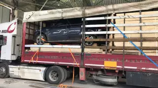 Угнанный Mercedes спрятали среди древесины в грузовике