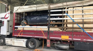 Угнанный Mercedes спрятали среди древесины в грузовике