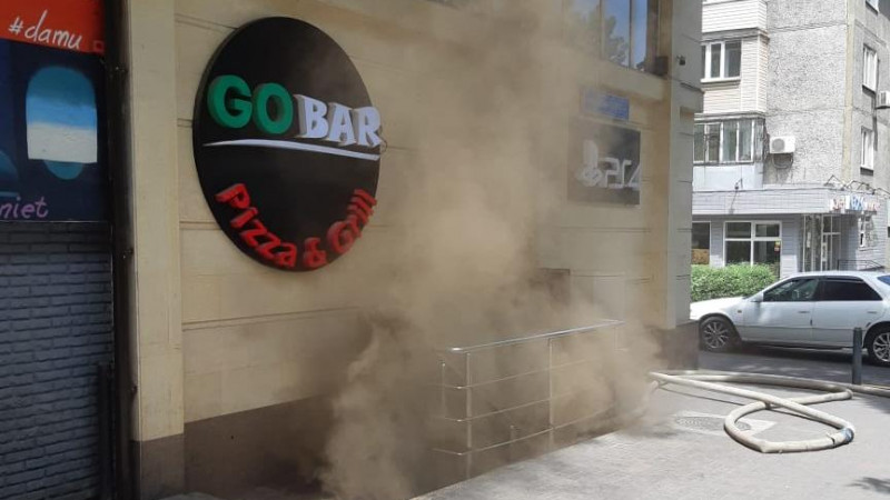 Кафе горит в центре Алматы: пожарные ищут людей