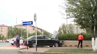 Выпускники школы протаранили на автомобиле акимат Караганды