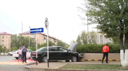 Выпускники школы протаранили на автомобиле акимат Караганды