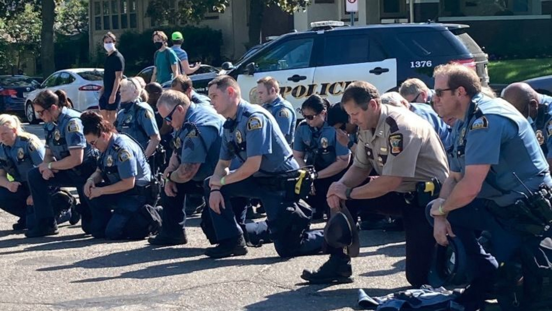 Почему американские полицейские встают на колено перед темнокожими  согражданами?: 04 июня 2020, 08:49 - новости на Tengrinews.kz