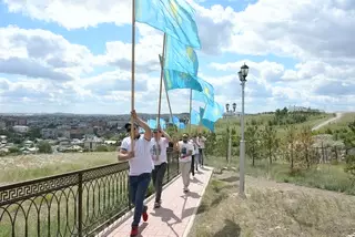 Государственный флаг подняли волонтеры на сопке Букпа