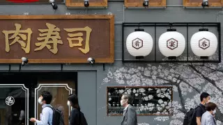 В Японии посоветовали снять маски из-за жары