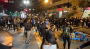 В США протестующие танцуют на улицах городов