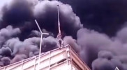 Крановщик спас мужчину с крыши горящего здания в Алматы