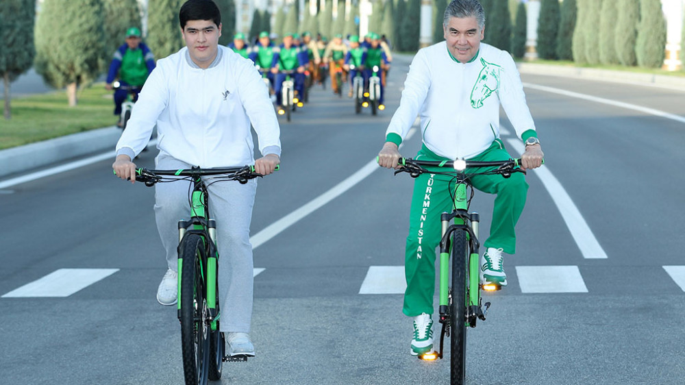Президент Туркменистана устроил велопробег и показал отличное владение кием