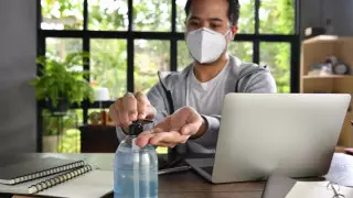 Почему бессимптомных носителей COVID-19 считают отдельно, рассказала главный санврач