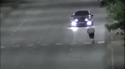 Неадекватное поведение астанчанина с ножом сняла камера наблюдения