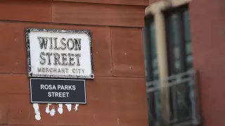 В Шотландии протестующие переименовали улицы в честь жертв расизма