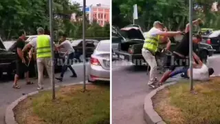"Дорогу не поделили": водители подрались в Алматы
