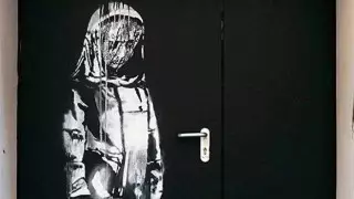 Украденное граффити Бэнкси на теракт в Париже нашли в Италии