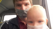 "Обещал машинку на день рождения". Бывший детдомовец ходит на работу с двухлетним сыном