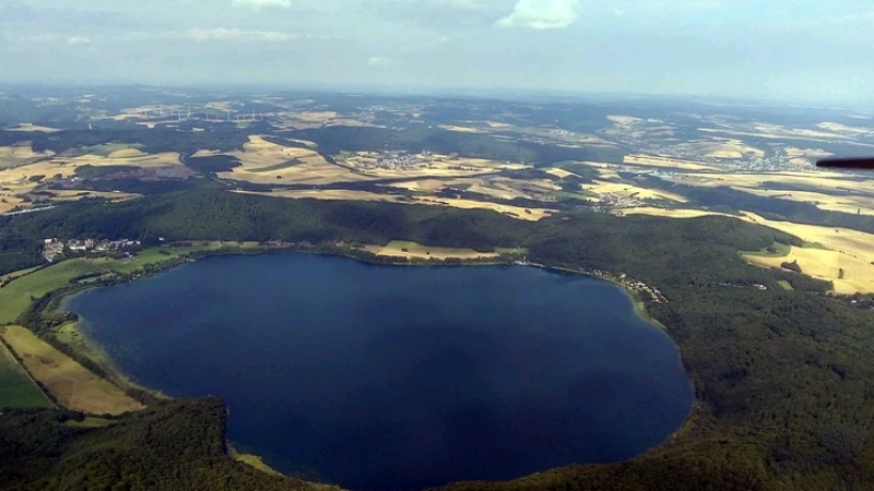 Озеро Лахер-Зе, расположенное на месте одного из древних вулканов в районе Айфеля