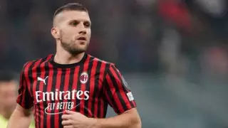 Нападающий "Милана" в стиле карате вырубил соперника и заработал удаление