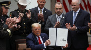"Это большой шаг". Трамп подписал указ о реформе полиции