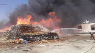 Крупный пожар произошел в мебельном цехе в Кентау