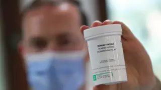 "Коронавирустан емдейтін алғашқы дәрі". Ғалымдар адам өлімін азайтатын препарат тапты