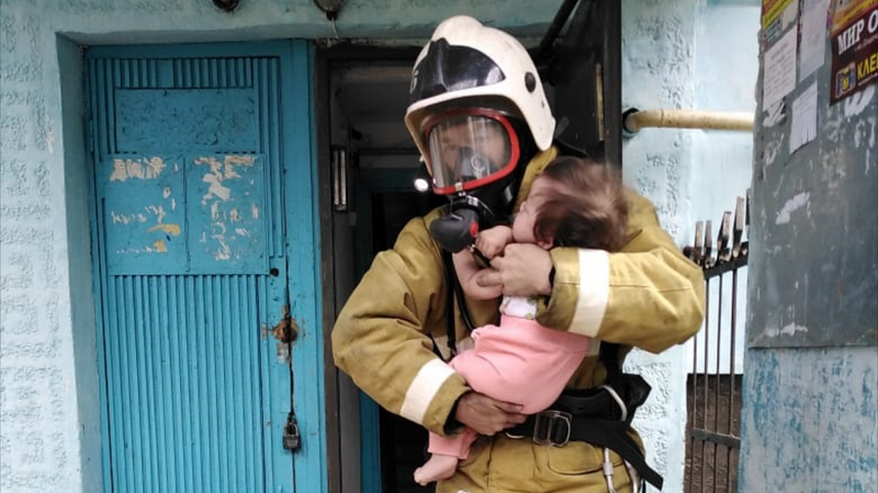 Трогательные фото спасения детей из пожара в Костанае опубликовали в Сети