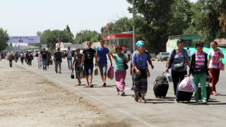 Люди в очереди на границе Кыргызстана и Казахстана. © РИА Новости