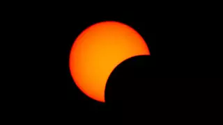 Казахстанцы делятся фотографиями солнечного затмения