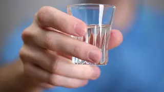 COVID-19: маман спирт және арақ буымен дем алу туралы кеңестің дұрыс-бұрысын айтты