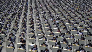 "Ереже бұзса бас бостандығынан айырылады". Шетелде түлектер емтиханды қалай тапсырады?