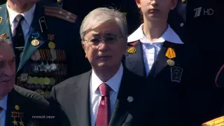 Токаев встал, чтобы поприветствовать казахстанских военных на параде в Москве