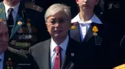 Токаев встал, чтобы поприветствовать казахстанских военных на параде в Москве
