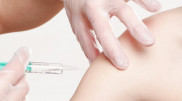 Четыре варианта вакцины от коронавируса одобрили для испытаний в США