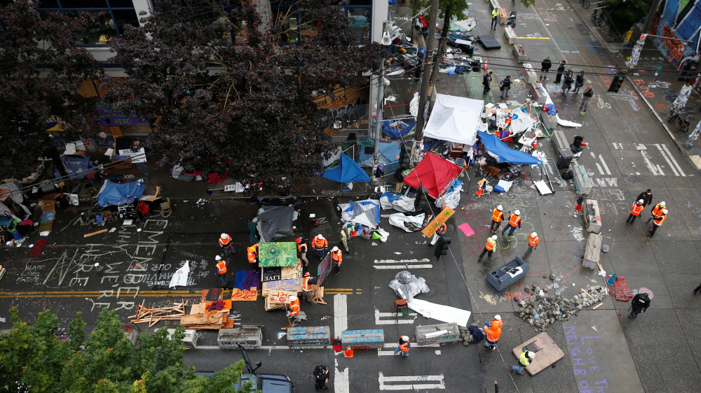 "Автономную зону" зачистили в Сиэтле. Разгон протестующих сняли на видео