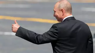 Путин прокомментировал появление флага ЛГБТ на посольстве США