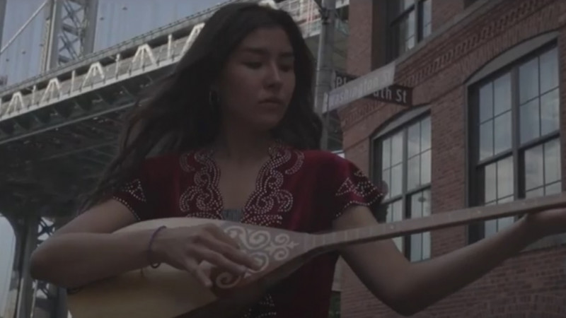 Девушка из Москвы сыграла на домбре в центре Нью-Йорка