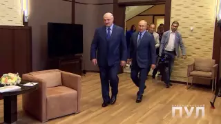 "Уважаю труд уборщиц". Лукашенко вышел на интервью босиком