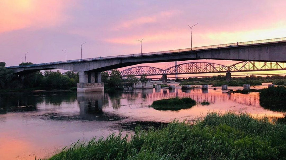 BMW с пассажирами пробил ограждение и вылетел с моста в реку в Семее