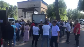 Алматинцы стоят в длинной очереди за телами родных у городского морга