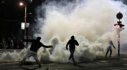 Противники ужесточения карантина устроили беспорядки в Сербии