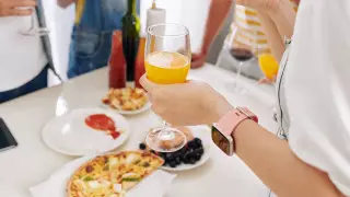 Заказ еды из фастфуда помог выявить вечеринку во время карантина в Австралии