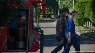 Носить маски на улице рекомендуют врачи