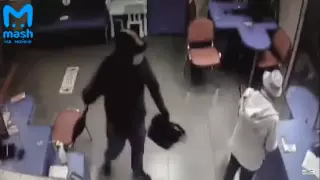 Вооруженное ограбление банка в Петербурге попало на видео
