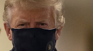 Трамп впервые за время пандемии появился в маске
