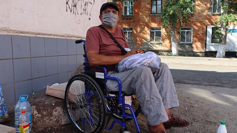 Не коронавирус: пациента с переломом шейки бедра выписали на улицу в Костанае