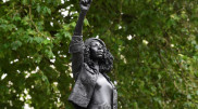 Статую работорговца в Британии заменили на скульптуру активистки Black Lives Matter