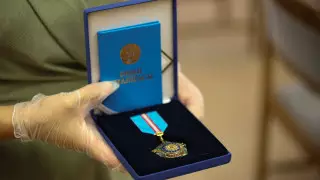 В Атырауской области вручили госнаграды родственникам погибших медработников