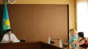 Аким Атырауской области встретился с приехавшими из Астрахани врачами